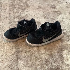 Nike Infant/Toddler Velcro Shoes, Size 7